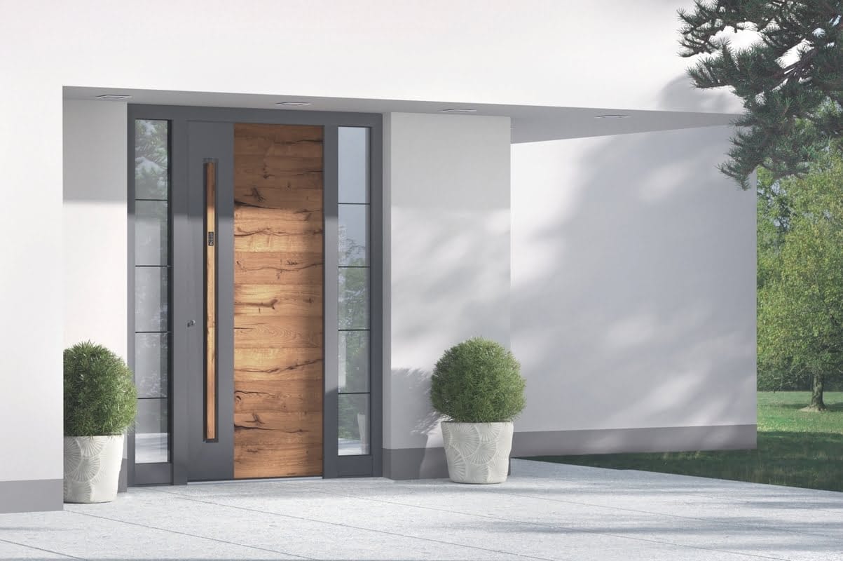 Hauseingang mit Tür in Holzoptik