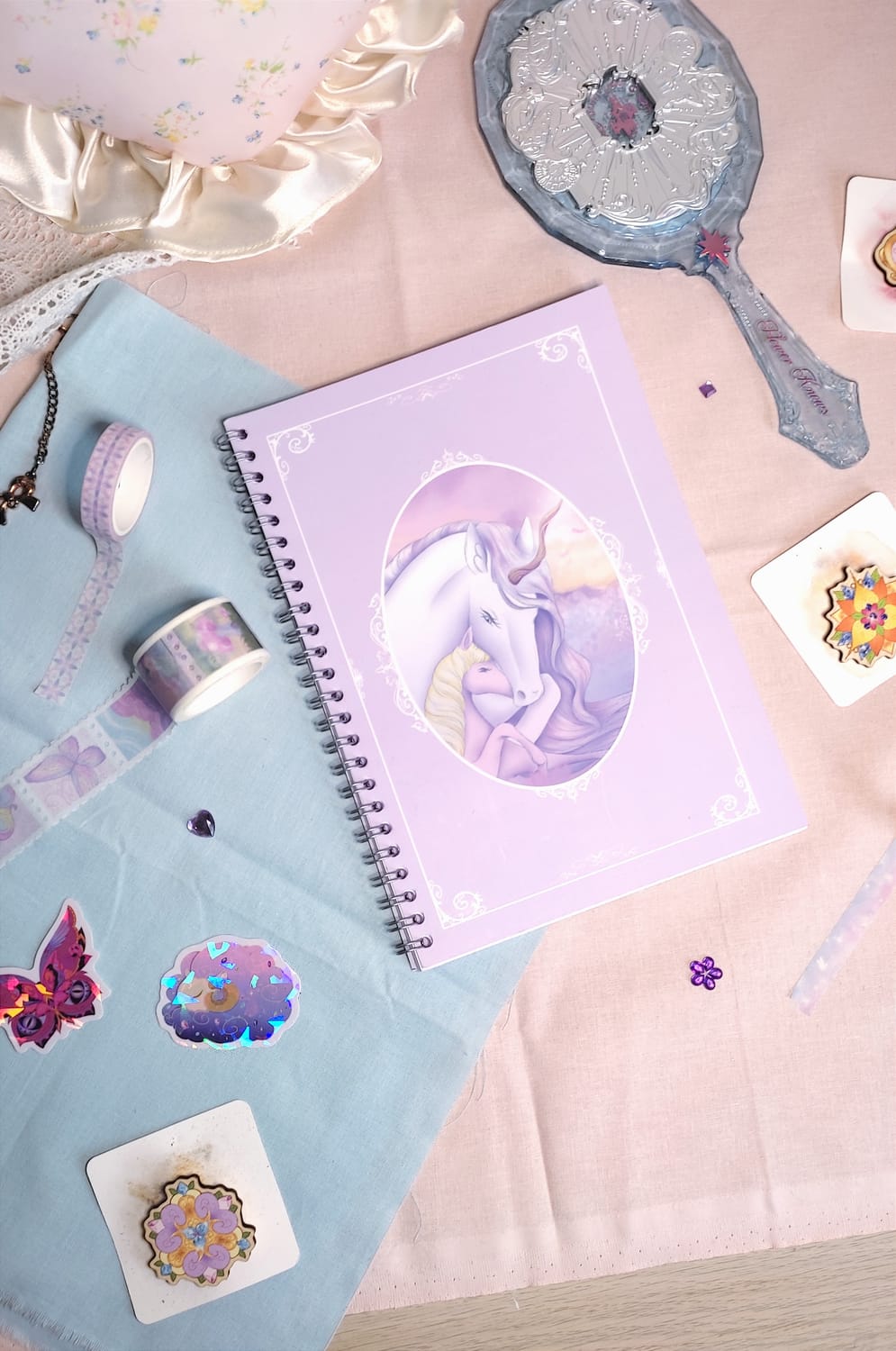 Collection de papeterie kawaii avec carnet licorne, washi tapes féeriques, stickers papillons holographiques