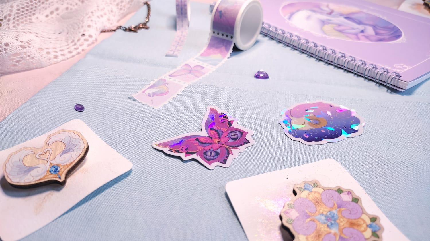 Merch kawaii, pin's fleur en bois, stickers holographiques, washi tapes cute et carnet licorne