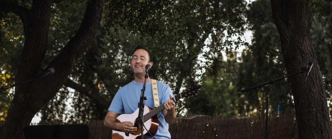 Eric Lumiere performing outdoors in Ojai