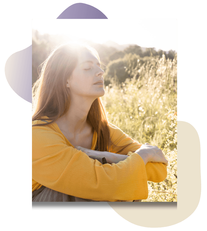 Donna serena e in armonia con se stessa nella natura