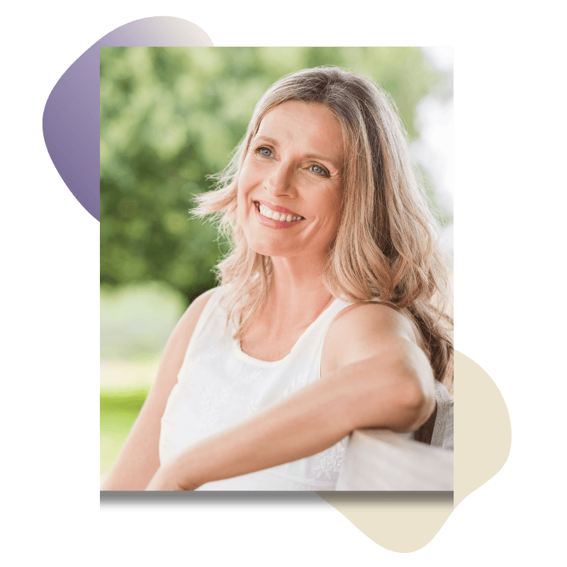 Donna serena al parco: fiducia, benessere e ascolto del corpo