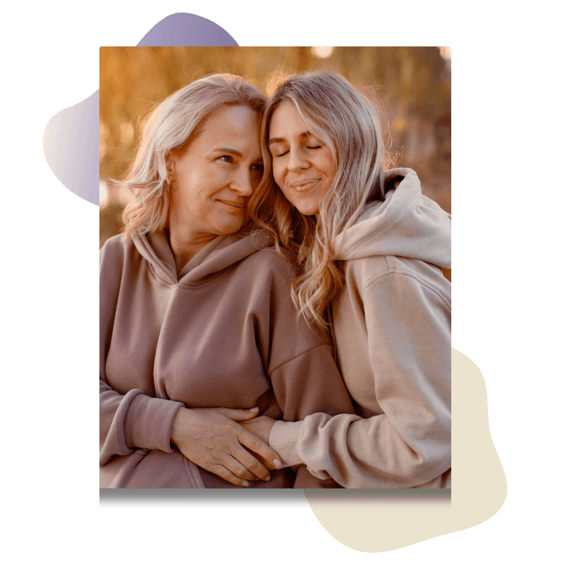 Donna giovane che aiuta e supporta una donna più adulta