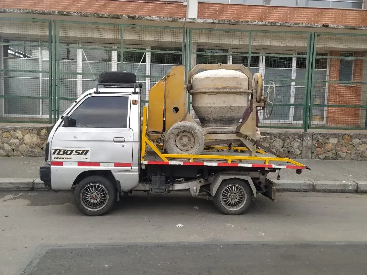 Motogrua llevando una mezcladora