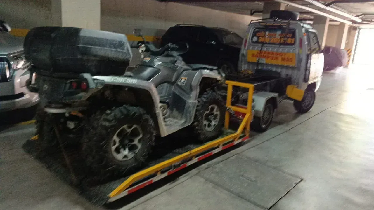 Motogrua llevando una cuatrimoto
