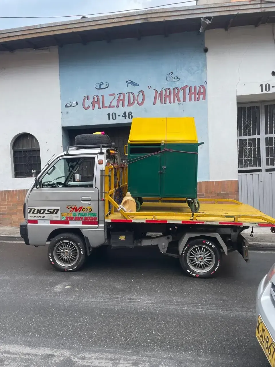 Grúa llevando un cajón