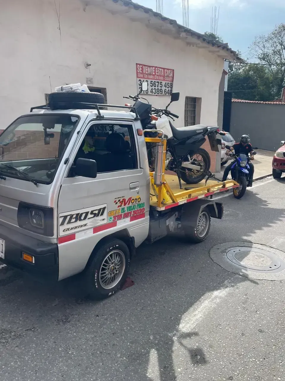 Grúa con una moto Yamaha