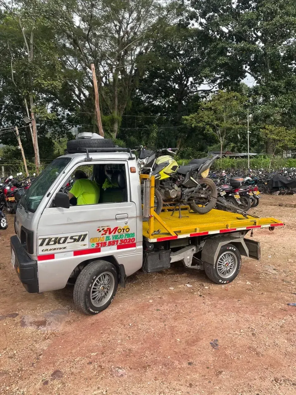 Grúa llevando una moto