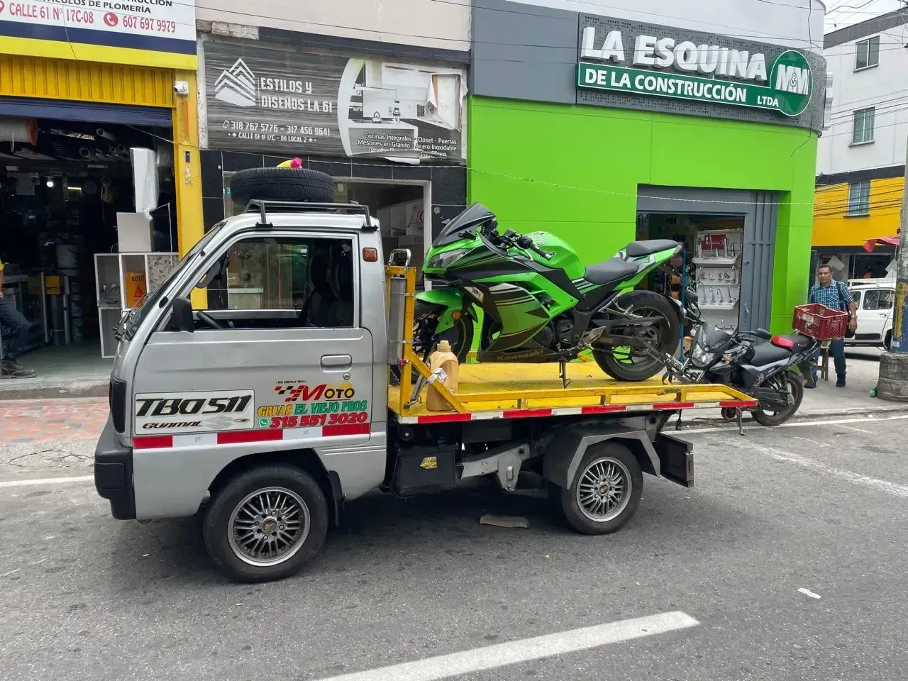 Motogrúa en la esquina de la construccion