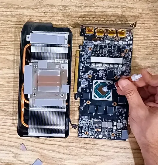 Técnico certificado de KAMBIG trabajando en un taller de reparación profesional con equipos de alta gama