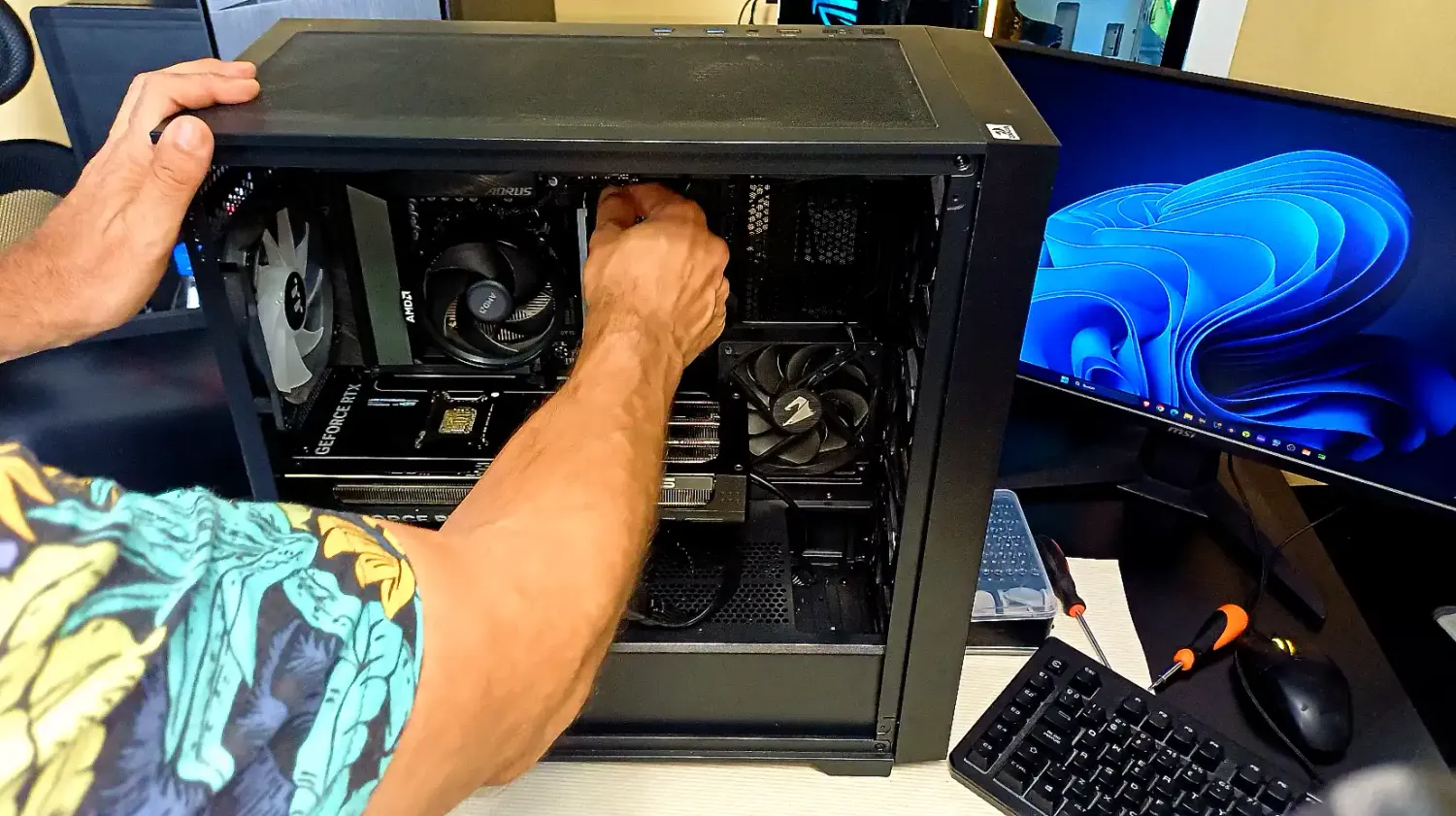 Técnico realizando mantenimiento preventivo y correctivo de PC con Windows 11 - Kambig