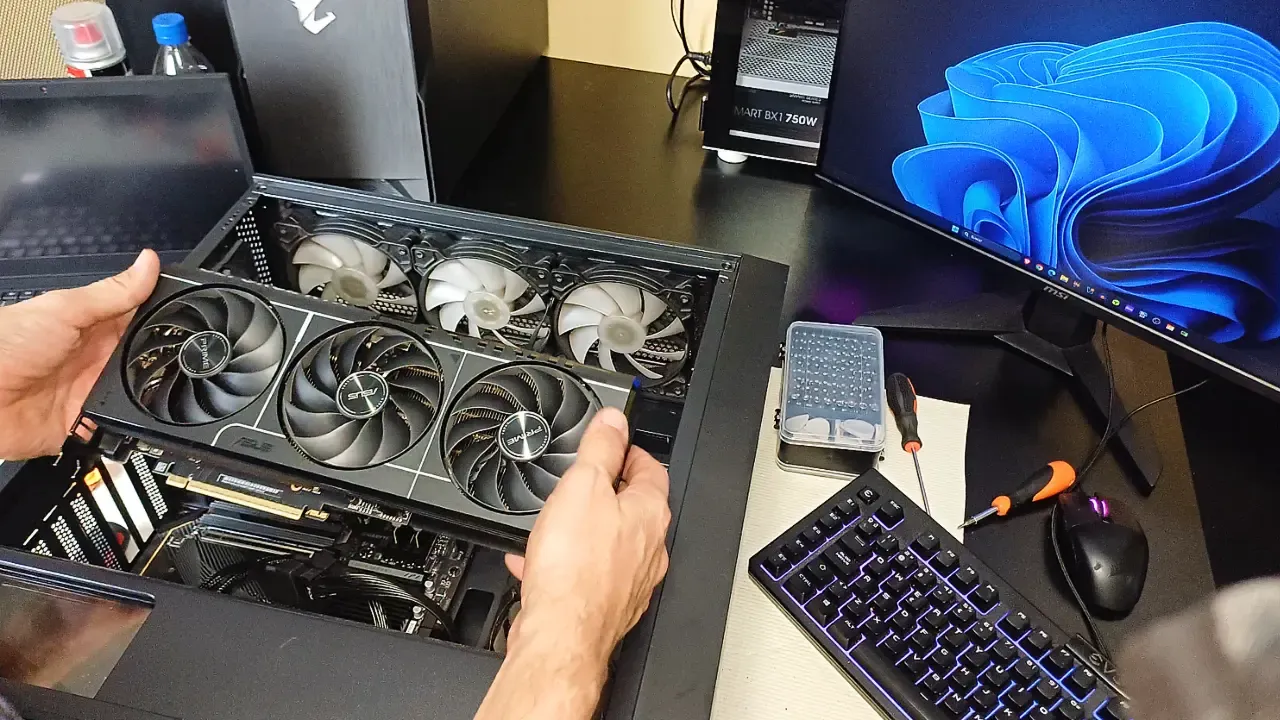 Técnico realizando mantenimiento preventivo y correctivo de PC con Windows 11 - Kambig