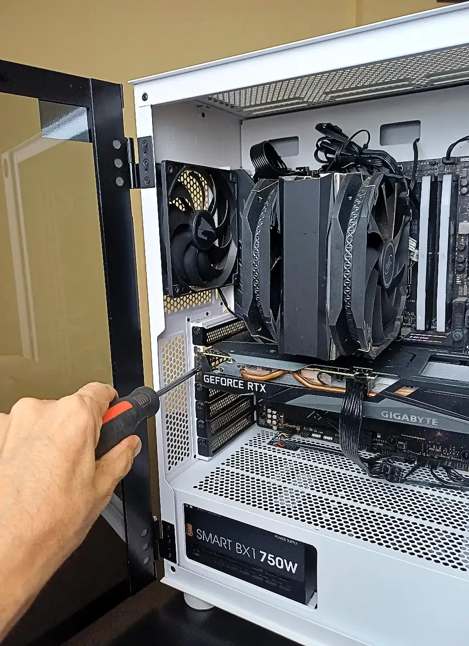 Técnico informático realizando mantenimiento de software y reparación de PC y laptop - Kambig