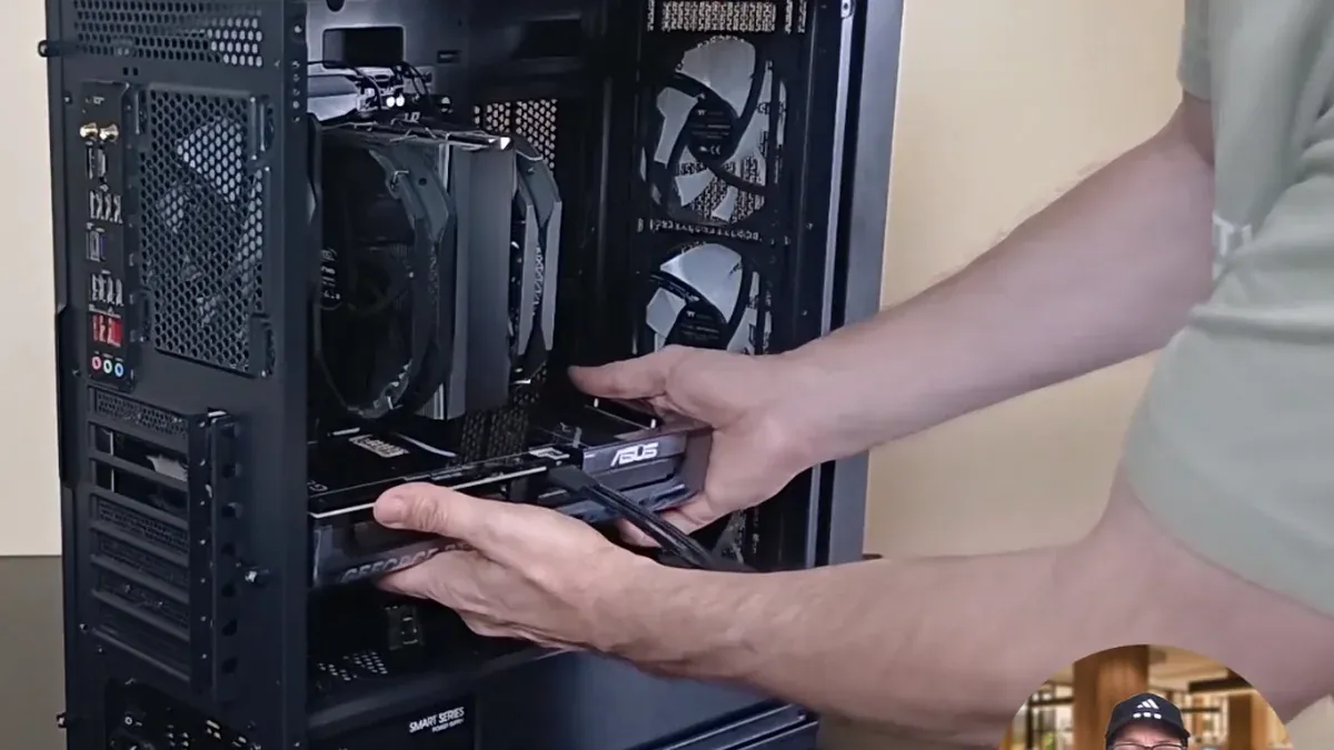 Instalación real de una tarjeta gráfica durante una clase de armado de PC Gamer de KAMBIG