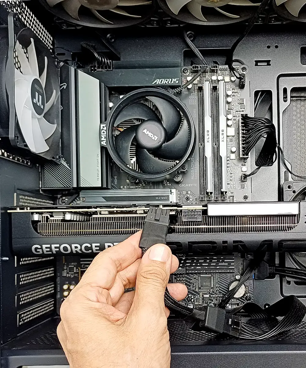 Instalación real de una tarjeta gráfica GeForce RTX en una computadora durante una clase práctica de KAMBIG