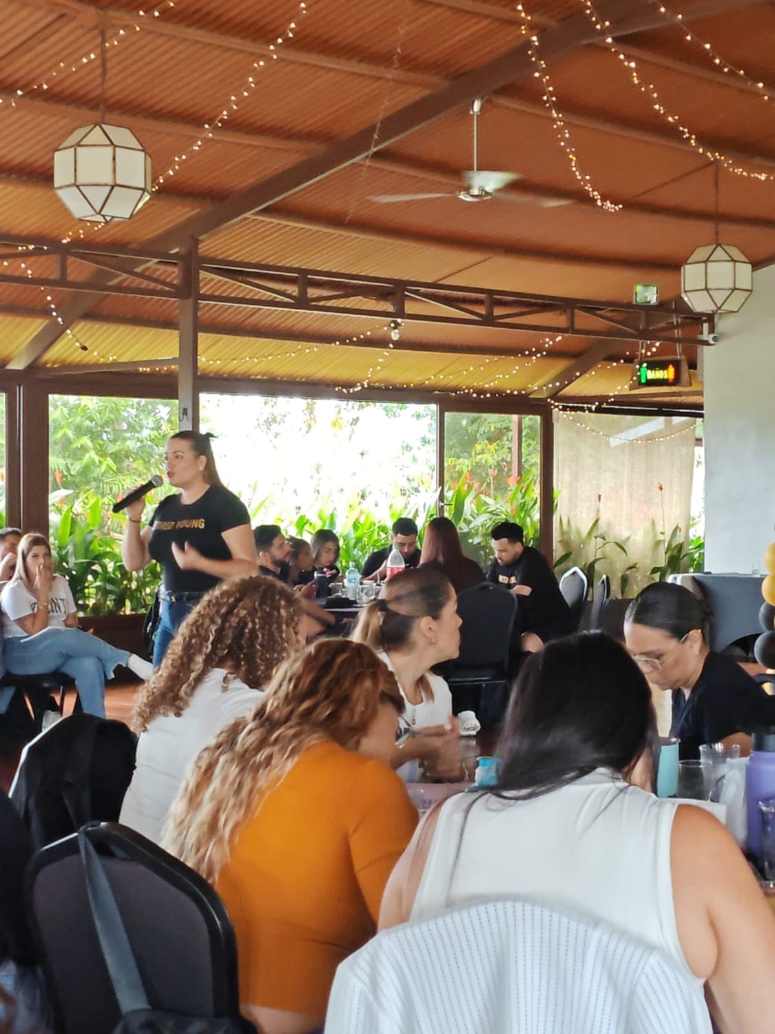 Una red de personas conectadas globalmente, simbolizando el network marketing y la colaboración.