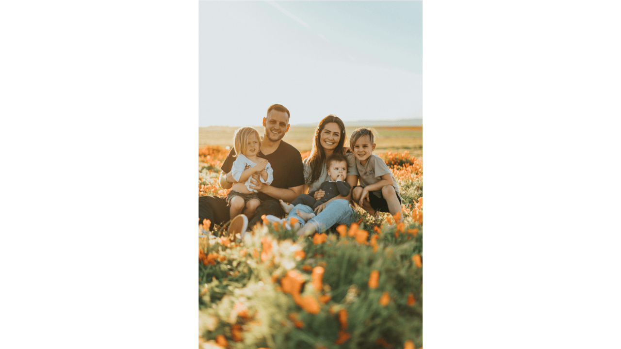 Famiglia unita che sorride, rappresentando il supporto del Progetto L’Oasi.