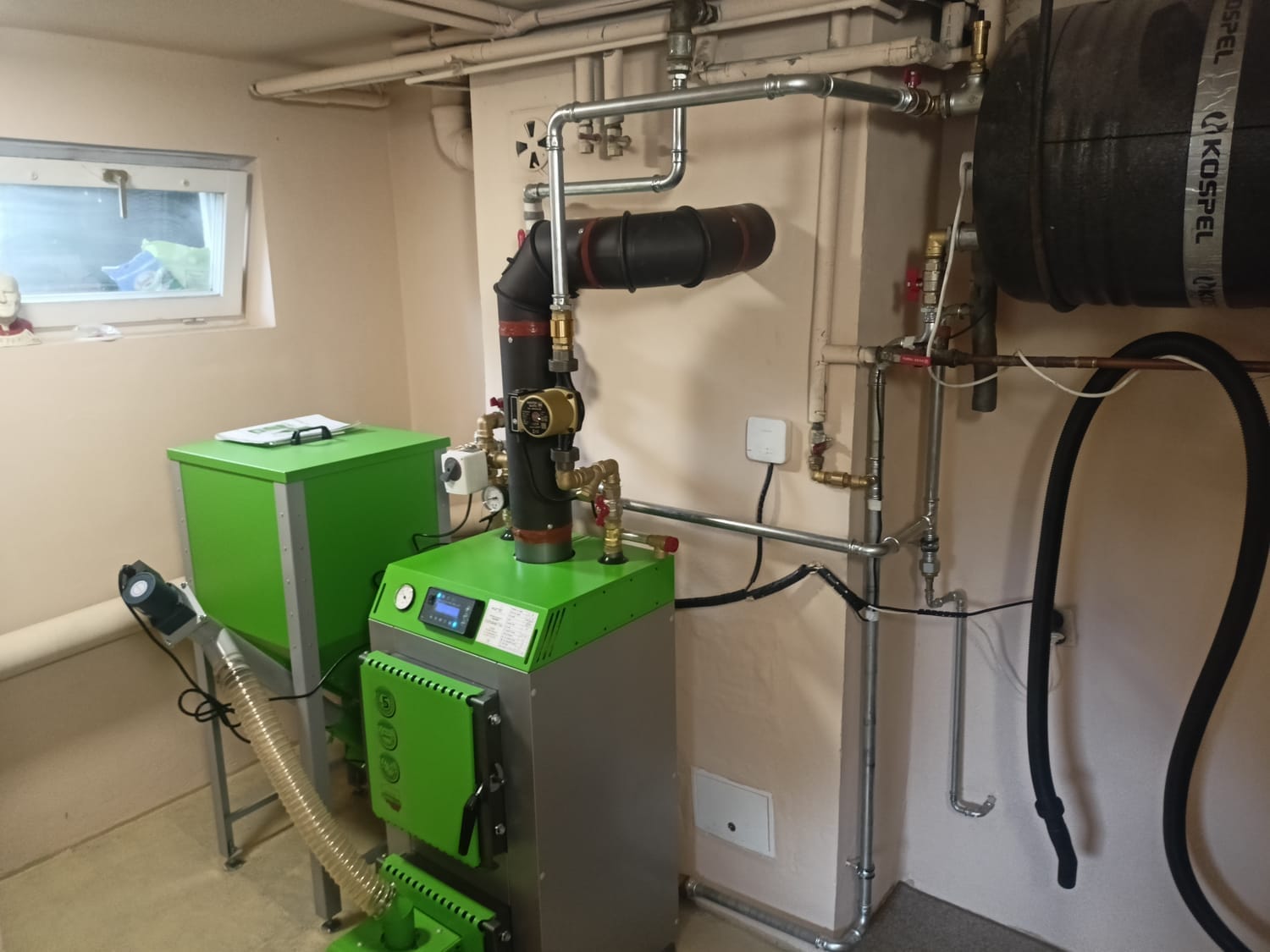 Kotłownia z kotłem grzewczym i instalacją centralnego ogrzewania