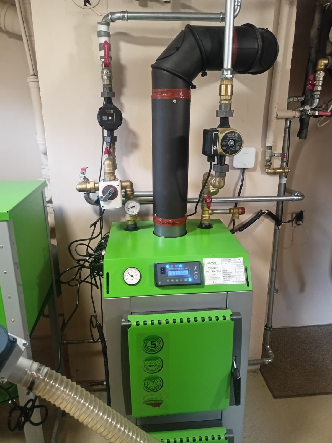 Kocioł grzewczy z instalacją centralnego ogrzewania po montażu w kotłowni