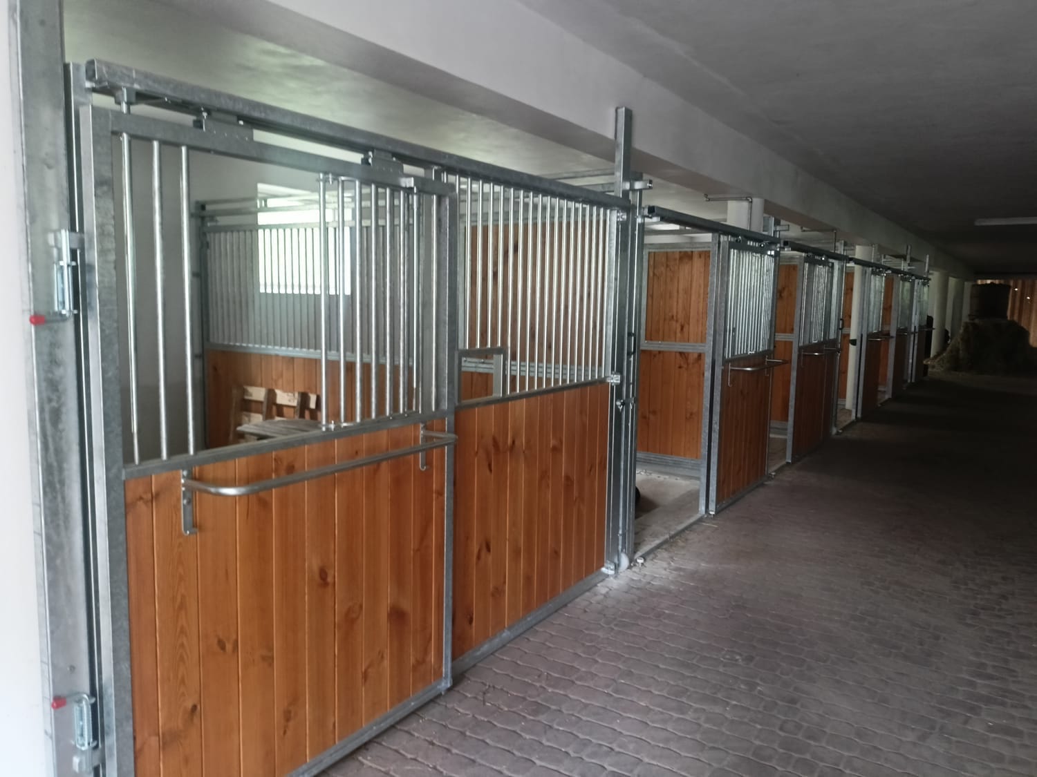 Instalacja wodna w korytarzu stajni z boksami dla koni