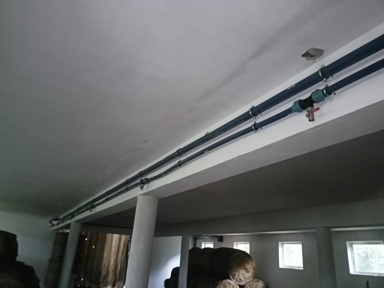 Prowadzenie instalacji wodnej pod stropem w budynku gospodarczym