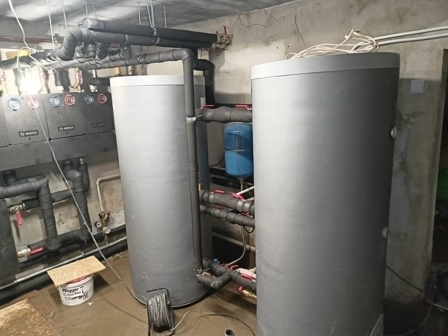 Zbiorniki buforowe i instalacja grzewcza w pomieszczeniu technicznym