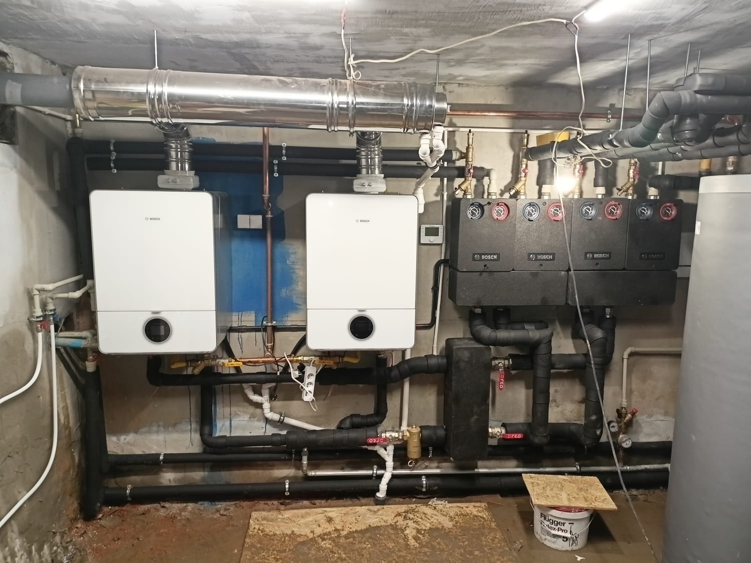 Instalacja grzewcza w kotłowni wykonana przez firmę hydrauliczna MARTKUB