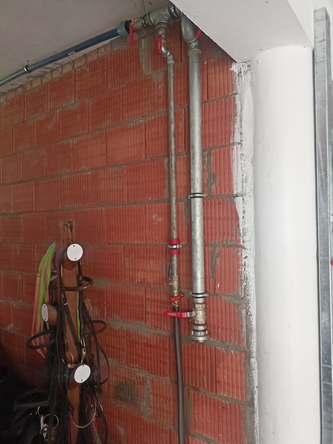 Pion instalacji wodnej z zaworami w budynku gospodarczym