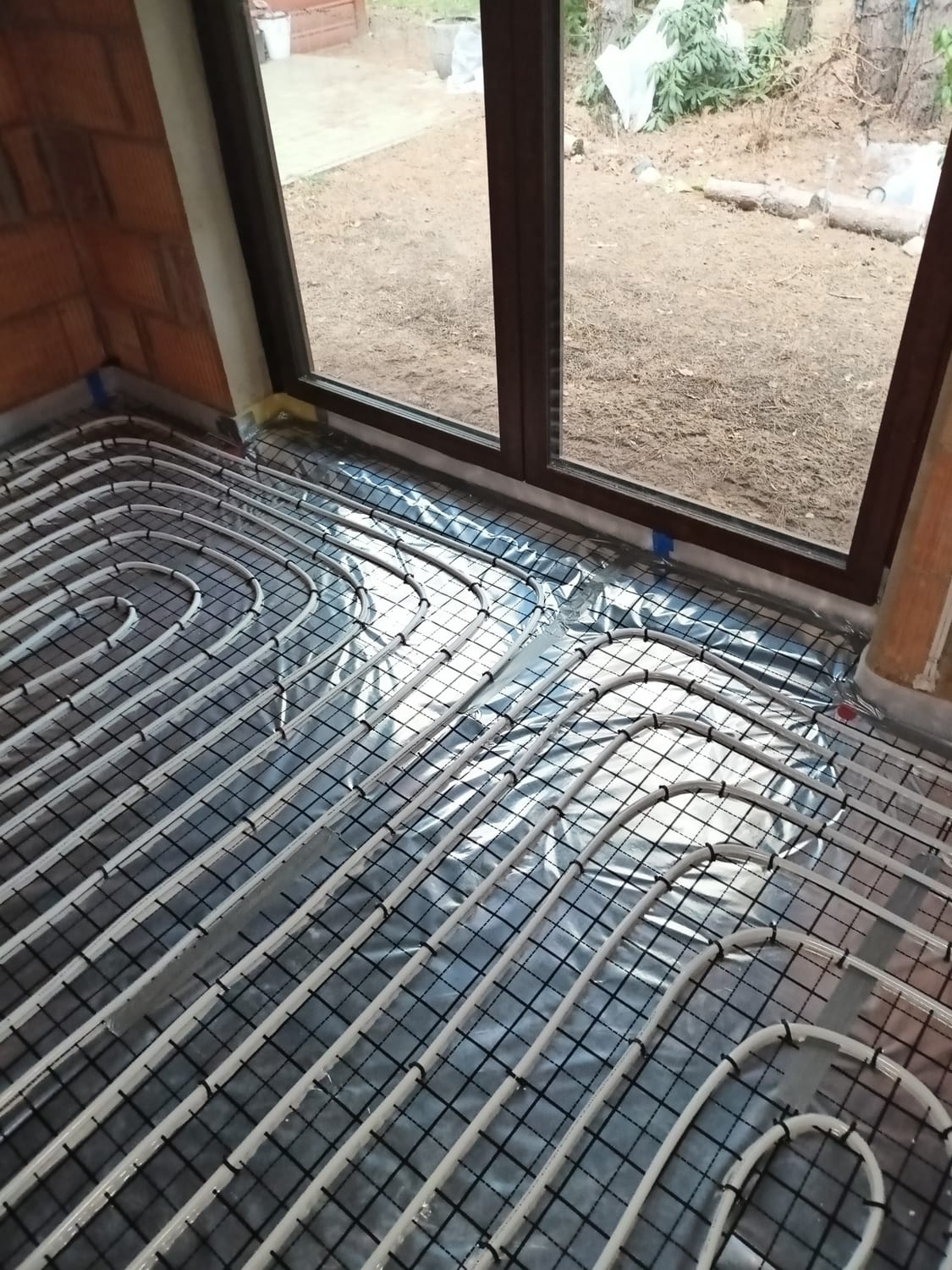 Montaż ogrzewania podłogowego w salonie przed wylewką