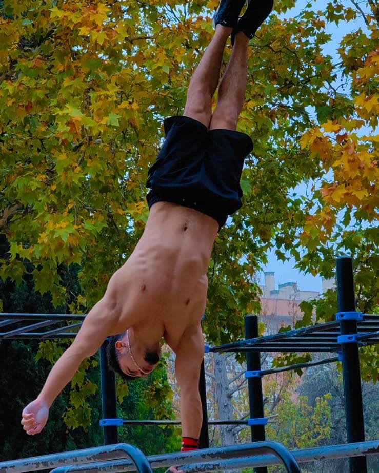Eduardo realizando pino a un brazo calistenia skills