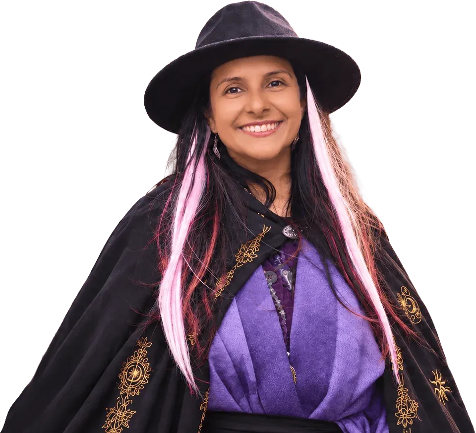 Margarita Giraldo con capa negra bordada en oro