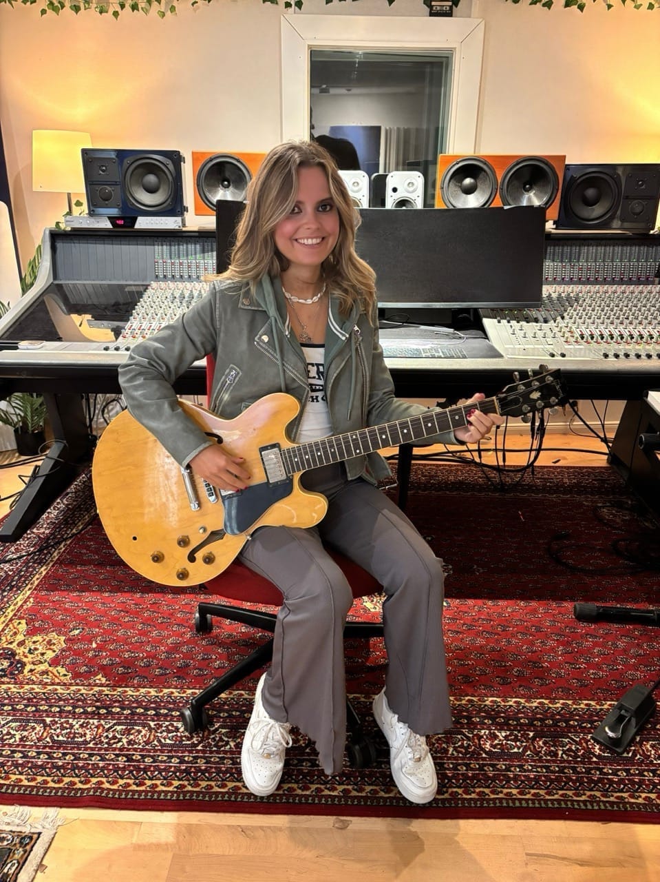Nina Junik mit Gitarre im Studio