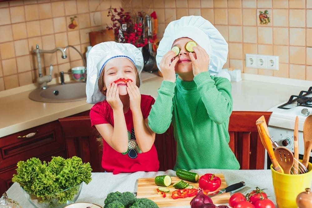 Un enfant qui goûte avec plaisir