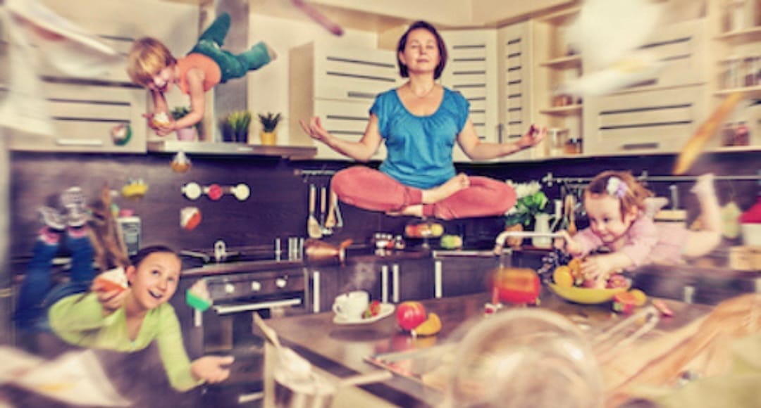 Maman sereine en cuisine avec son enfant