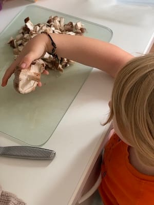 Enfant qui d&eacute;couvre un aliment sans pression