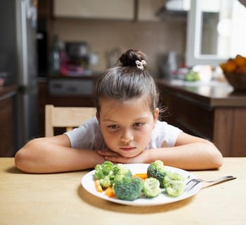 Enfant face &agrave; un aliment nouveau