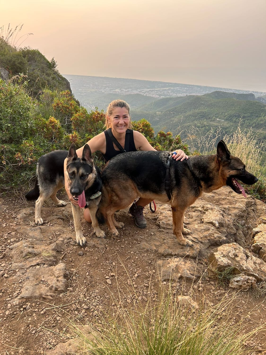 Sharon Ferrer, fundadora de Natural Tempos, con sus perros