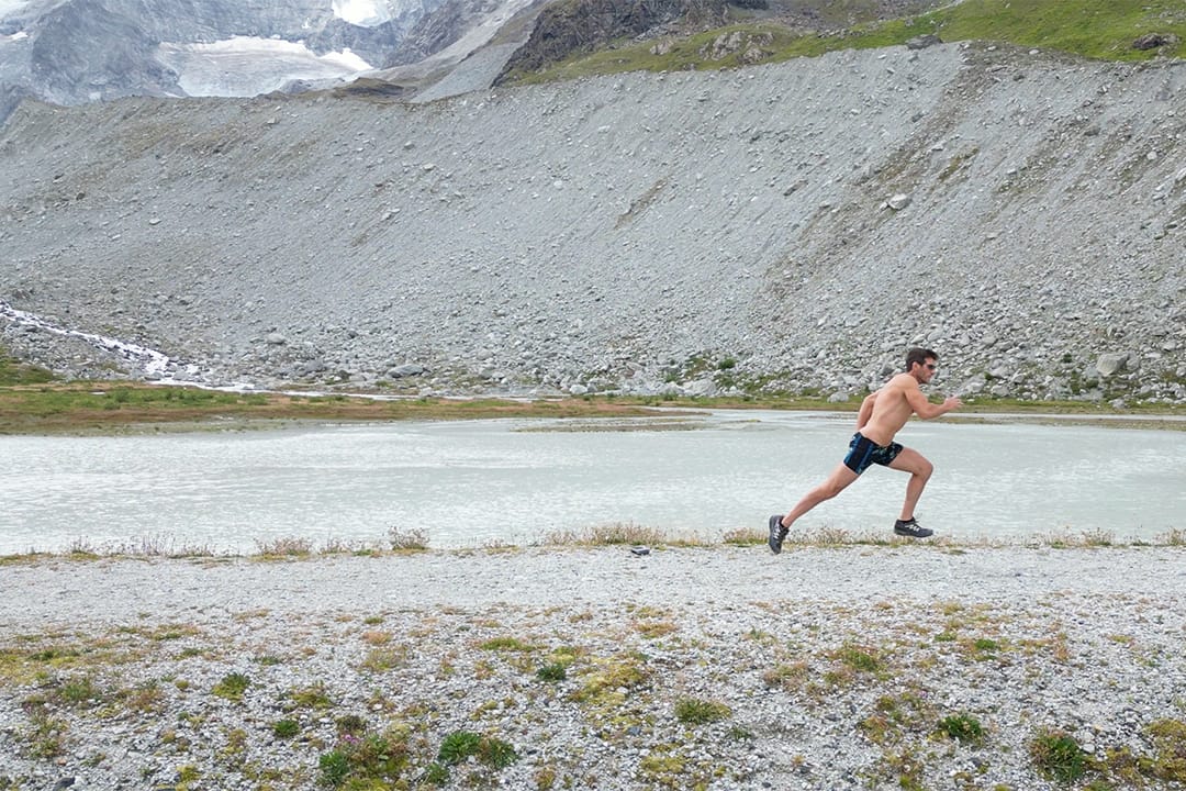 Alexis Reynaud en sprint au bord d’un lac de montagne