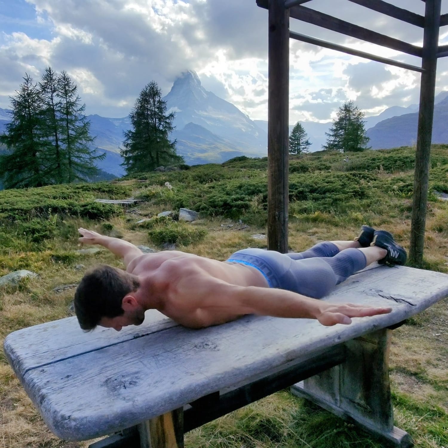 Alexis Reynaud en exercice Superman devant le Cervin