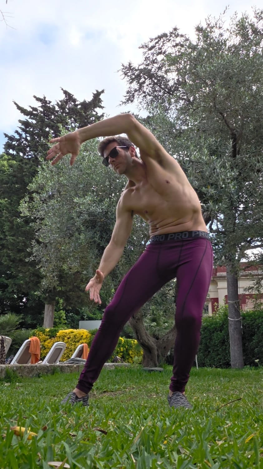 Alexis Reynaud pratique le mouvement 5D Earth dans un parc