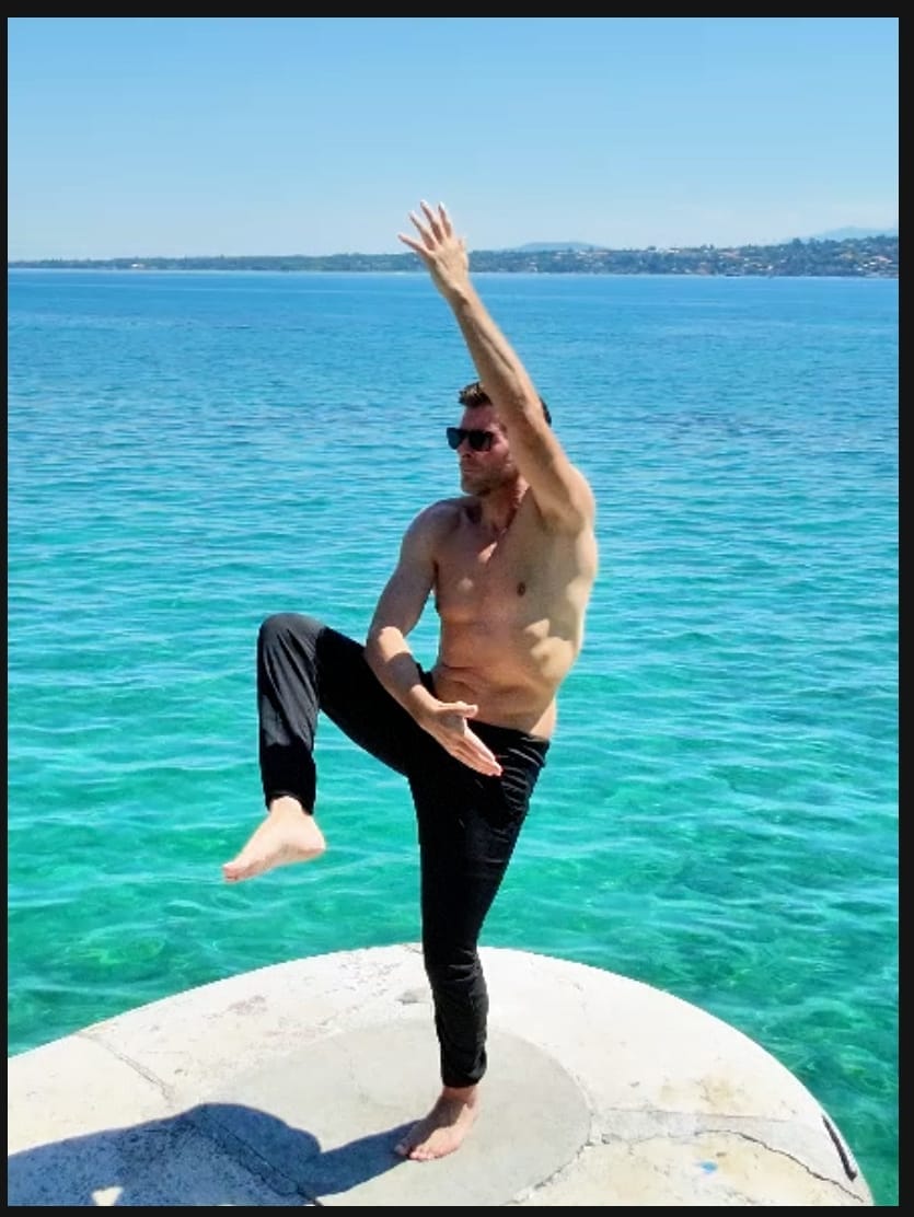 Alexis Reynaud en équilibre sur une jambe, bras levé, au bord du lac Léman
