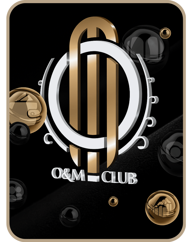 Kursbox des O&M Clubs mit dem Titel ‚Stage 1 – Einführung: Lerne den O&M Club kennen‘. Das Cover zeigt ein edel verziertes, schwarzes Buch mit goldenen Ornamenten auf goldenem Untergrund. Unten steht ‚In Zusammenarbeit mit Dennis Oeder‘. Die Box ist von einem beigen Rahmen eingefasst.