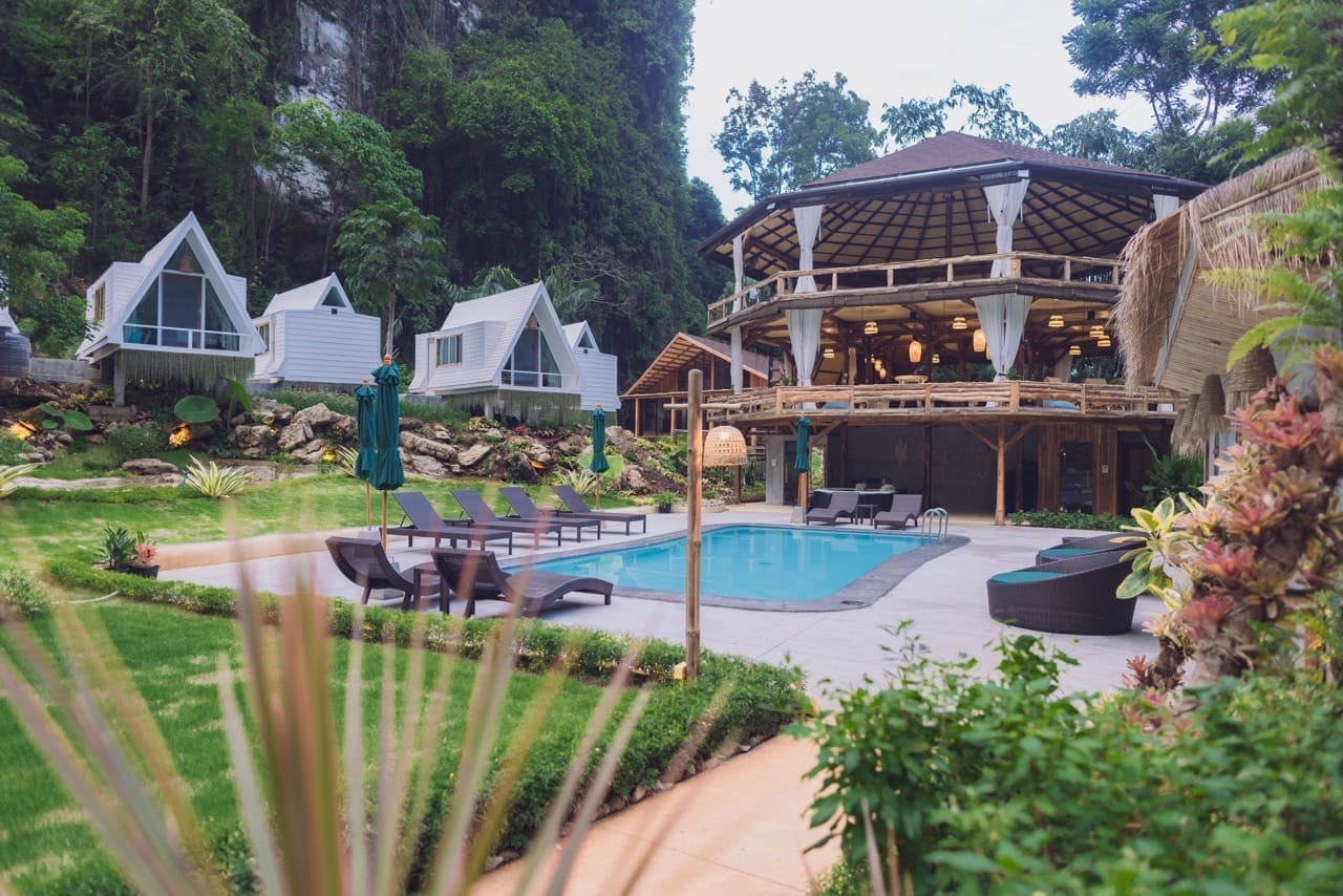 Pool und Anlage des Change Retreats in tropischer Umgebung