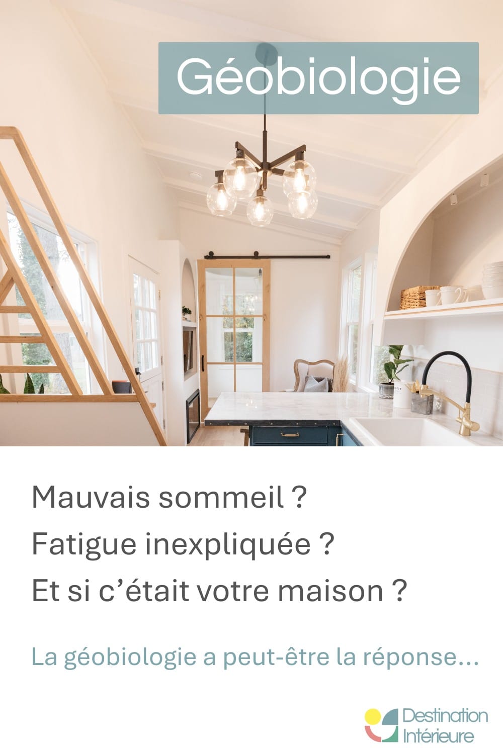 Intérieur lumineux avec cuisine bleue et escalier en bois — fatigue et mal-être inexpliqués, la géobiologie identifie les perturbations de votre habitat