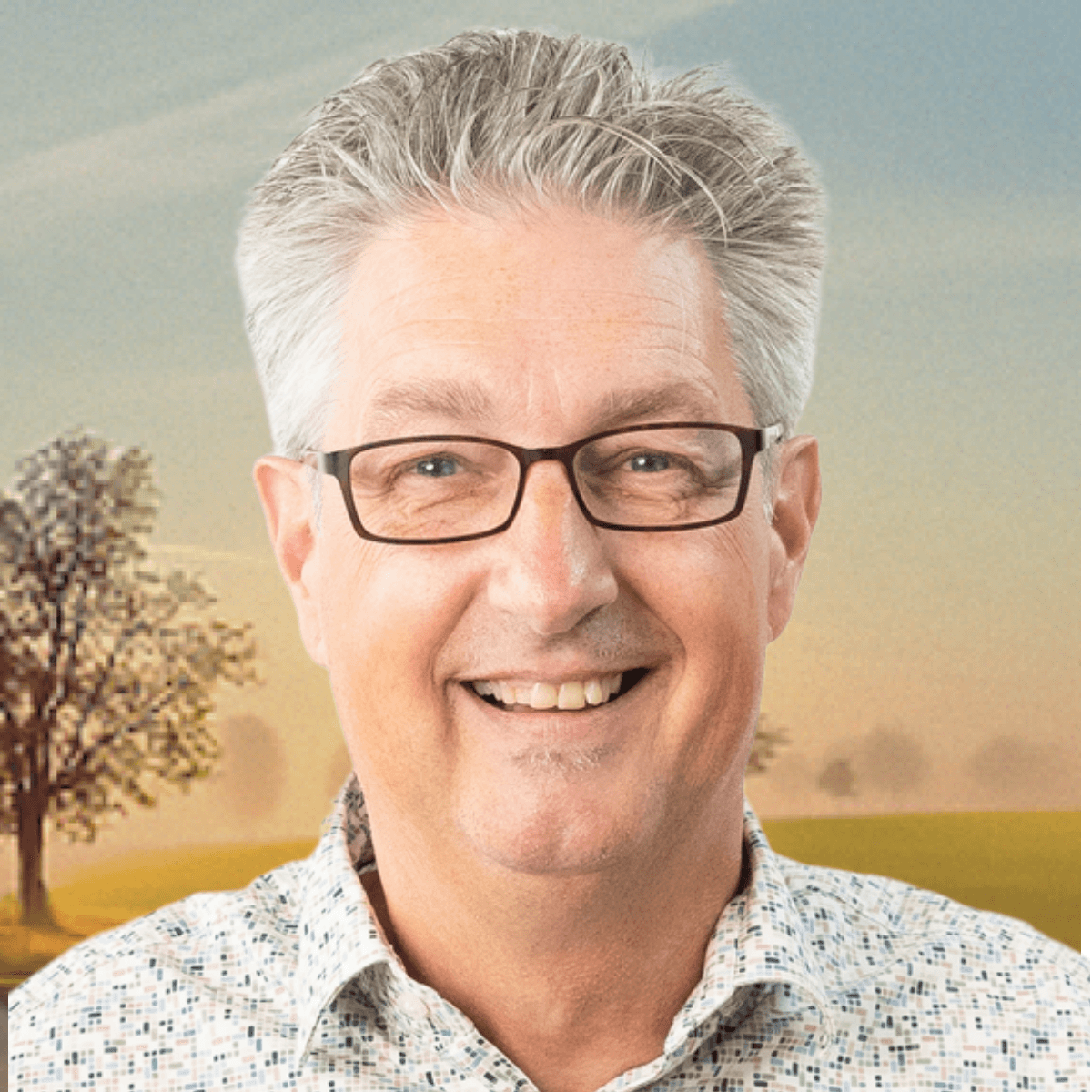 Ansgar Wiesemann lächelt mit grauem Haar und Brille vor ruhiger Landschaft mit Baum und weitem Feld – Gesicht hinter dem SinnJournal – alttextpoesie