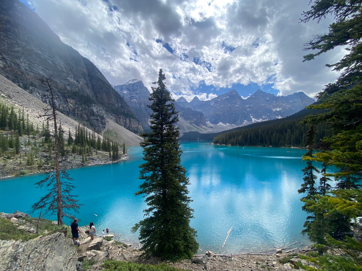 lac turquoise dans les montagnes rocheuses au Canada