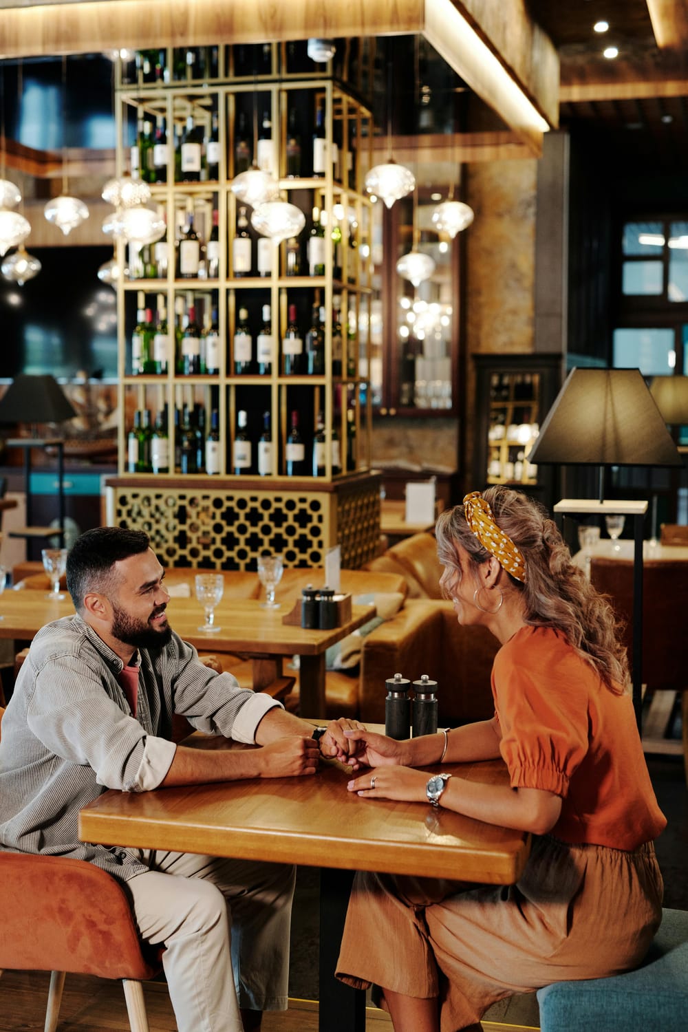 couple dans un restaurant élégant pour une expérience culinaire romantique