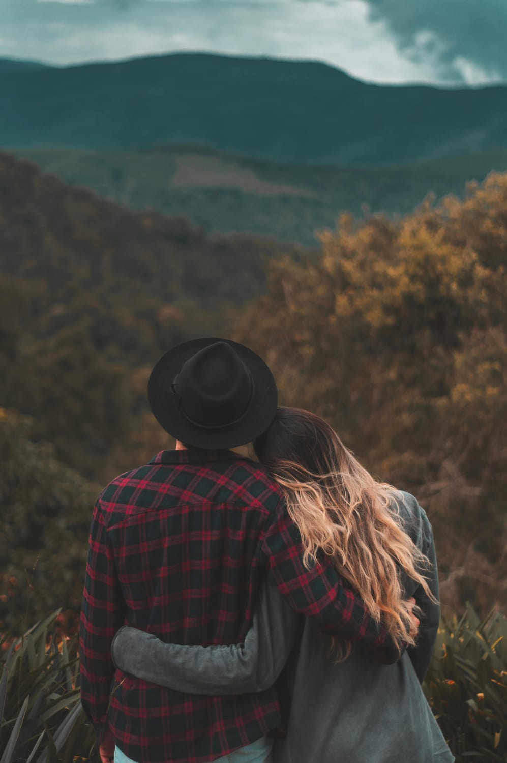 couple en randonnée face à un paysage de montagne