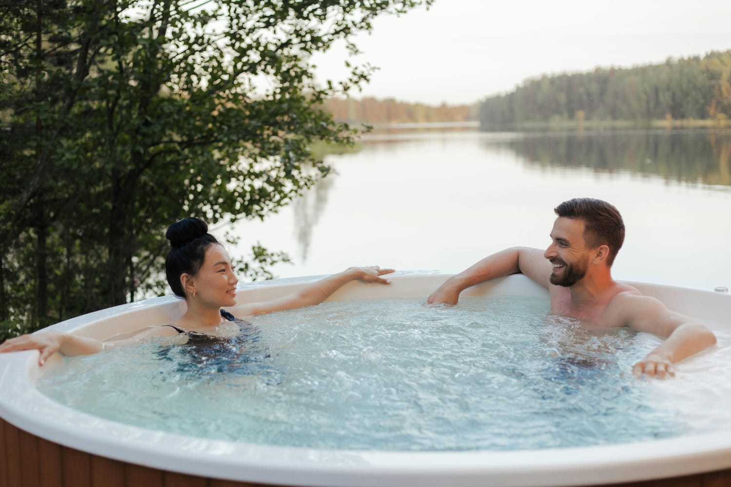 couple dans un spa en pleine nature escapade bien-être romantique