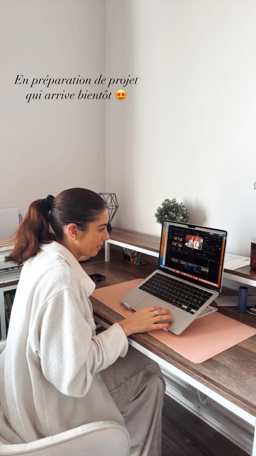 coralie préparant un voyage sur mesure pour couple